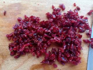 2、蔓越莓曲奇,蔓越莓切碎，也不要切太碎了