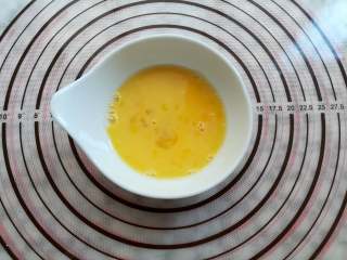 3、蔓越莓曲奇,鸡蛋打散备用