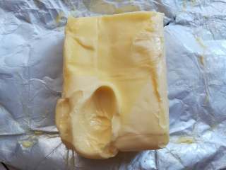 4、蔓越莓曲奇,黄油软化到用手指轻松按下就可以了