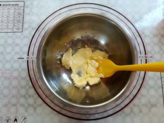 5、蔓越莓曲奇,找一个干净的盆子放入软化好的黄油