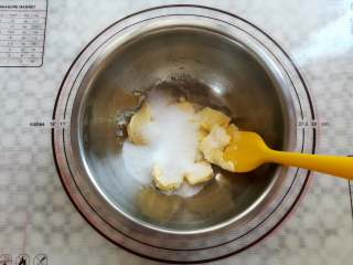 6、蔓越莓曲奇,加入细砂糖（我用的太古细砂糖就没有打成糖粉）混合均匀