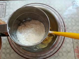 9、蔓越莓曲奇,加入过筛的低筋面粉