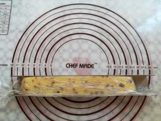 11、蔓越莓曲奇,把曲奇面团放到垫了保鲜膜的学厨曲奇模具里整理好