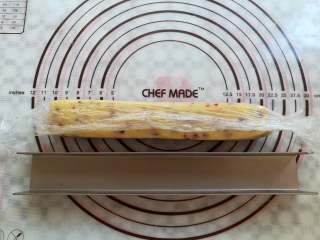 12、蔓越莓曲奇,整理好的曲奇面团从模具里取出放入冰箱冷冻1小时，记得是冷冻哦