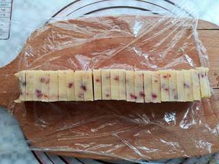 13、蔓越莓曲奇,冷冻好的曲奇面团切成0.7cm厚的饼干片