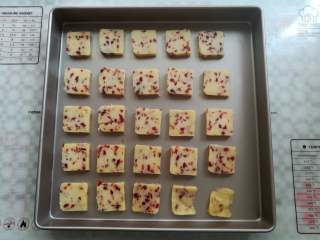 14、蔓越莓曲奇,把饼干均匀的放到学厨的不沾烤盘里，预留出一定的位置