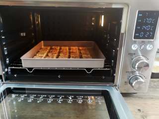 15、蔓越莓曲奇,烤盘放入预热好的烤箱下层