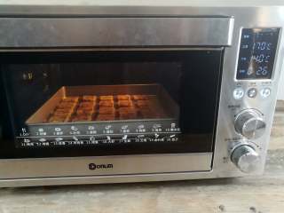 16、蔓越莓曲奇,烤箱上火170度，下火140度烤25分钟（具体看饼干的厚薄程度决定温度和时间）