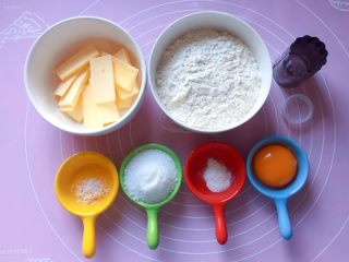 1、纽扣饼干,准备好所有的食材。