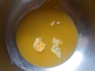 2、纽扣饼干, 先将黄油隔热融化。