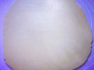8、纽扣饼干,将松弛好的面团用擀面杖擀成约2mm厚的面片。