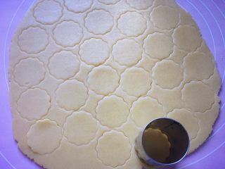 9、纽扣饼干,先用大圆形模具压出圆饼形状。