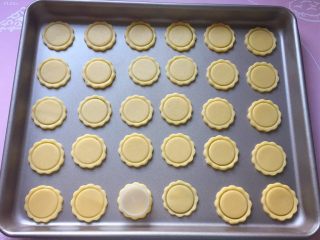 11、纽扣饼干,然后用小圆形模具在圆饼上压出一圈痕迹，七、八分深度就可以了，千万不要压到底哦。