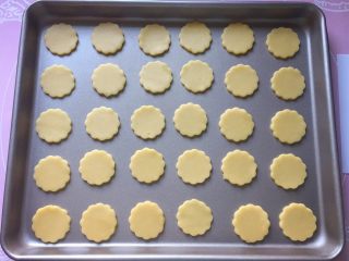 10、纽扣饼干,小心去掉周边的面片，（去掉的面片还可以重复擀开使用）然后用刮刀将圆饼移铲到不粘烤盘上，如果不是不粘烤盘，记得要垫一张油纸哦。