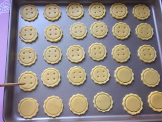 12、纽扣饼干,再用一根小筷子在中间位置戳出4个纽扣小眼，同样戳到七、八分深就行了，不要戳到底。
