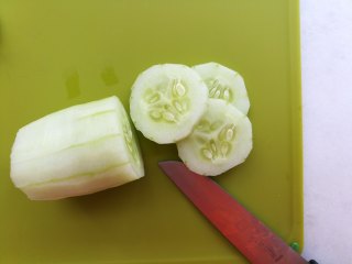 3、早安早餐+清爽照烧鸡沙拉,黄瓜去皮，切片备用。