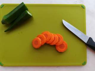 4、早安早餐+清爽照烧鸡沙拉,胡萝卜切片备用，也可根据喜好用模具切成其它形状备用。