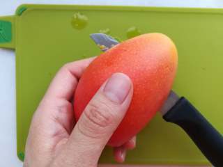 6、早安早餐+清爽照烧鸡沙拉,芒果沿着核划开。