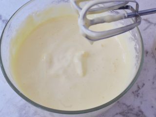 6、鸡蛋小饼干,继续打发至提起打蛋器，滴落时纹路不易消失即可