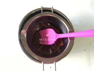 6、燕麦巧克力酸奶杯（阳晨堡尔美克）,将巧克力熔化成巧克力酱，巴旦木与腰果切碎