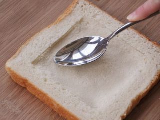 2、土司披萨,如图，压出一个凹槽