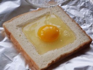 3、土司披萨,如图，打一个鸡蛋