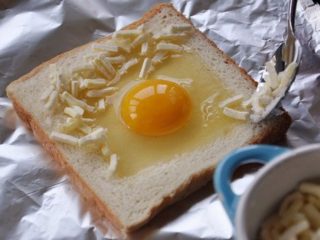 4、土司披萨,如图，撒点芝士碎