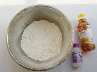 1、教你不用模具也可自制纯手工DIY月饼,准备好做月饼的材料 ,这里所说的材料是月饼皮的材料,内馅材料自行准备好