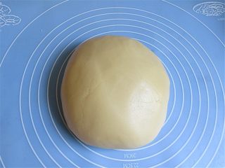 3、教你不用模具也可自制纯手工DIY月饼,和均匀后盖上保鲜放冰箱冷藏松驰2小时以上
