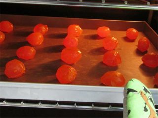 4、教你不用模具也可自制纯手工DIY月饼,制作蛋黃, 取咸蛋黄放在铺了油纸的烤盘上,喷洒高度白洒。也可将蛋黄在装有白酒的碗中过一下。烤箱180度烤8分钟凉后待用