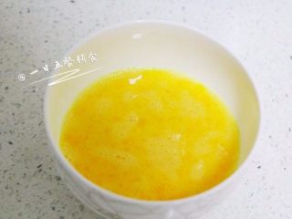 1、披萨蛋, 青椒，红椒切丝，黄瓜切片。鸡蛋打成蛋液。