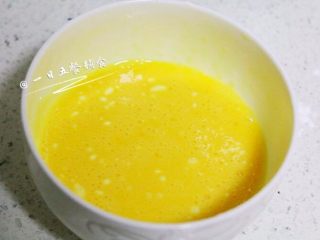 2、披萨蛋, 打好的蛋液里加入3克生粉增加蛋皮的韧性，搅拌蛋糊。