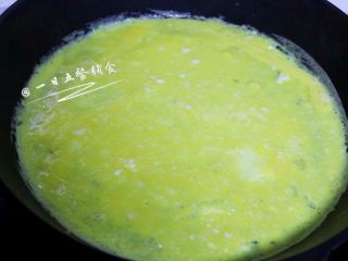 3、披萨蛋,热锅，往锅里刷薄薄一层油，全程小火，倒入蛋液，晃动锅使蛋液铺满整个锅。