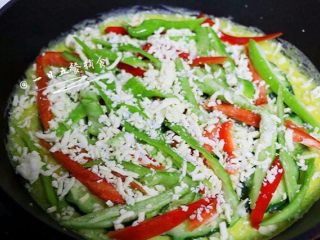 4、披萨蛋, 铺上青椒丝、红椒丝，最后均匀撒上奶酪。