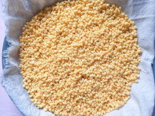 2、蔓越梅绿豆糕,锅中水烧开,把泡好的绿豆铺开在纱布上(也可以用煮,不过蒸出来的比较干,待会炒制的时候会省力好多)。