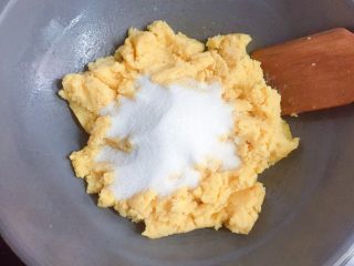 8、蔓越梅绿豆糕,待绿豆泥略干时,加入白糖,继续翻炒。