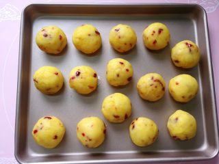 11、蔓越梅绿豆糕,待绿豆泥冷却后,平均分成50克一个的小团(我的月饼模是50克的)。