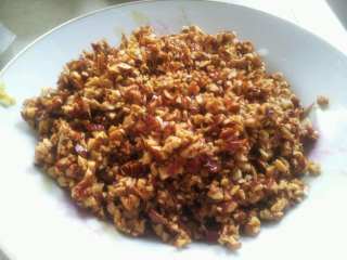 3、低脂养生红枣蛋糕,去核切成碎粒。尽量切碎一点。