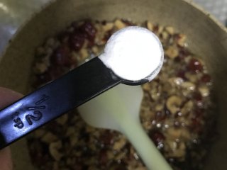 6、低脂养生红枣蛋糕, 离火，加入小苏打