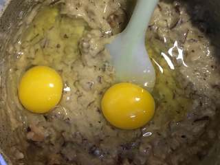 10、低脂养生红枣蛋糕,加入鸡蛋（我做了双份所以图中是两颗蛋，大家不要跟我跑偏哦，加一颗蛋就可以了）