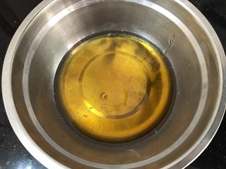 2、中式月饼~莲蓉&豆沙蛋黄月饼,首先,大盘里倒入花生油,枧水,转化糖浆