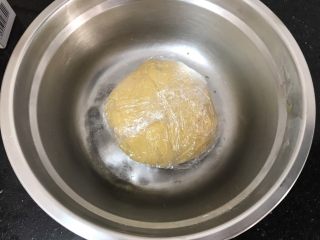 6、中式月饼~莲蓉&豆沙蛋黄月饼,包上保鲜膜,室温松驰2-3小时内