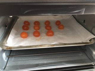 7、中式月饼~莲蓉&豆沙蛋黄月饼,送入烤箱,中层180度上下火烤8分钟后,拿出来晾凉备用