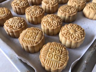 12、中式月饼~莲蓉&豆沙蛋黄月饼,烤好的月饼不能马上吃哟,刚烤好表面比较干硬,要放2-3天等待回油才好吃的!