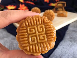 13、中式月饼~莲蓉&豆沙蛋黄月饼,广式月饼的处女作品,自我感觉挺好!