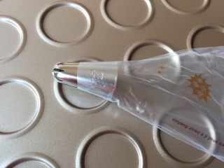 6、花样黄油曲奇,惠尔通2D花嘴装入一次性裱花袋内