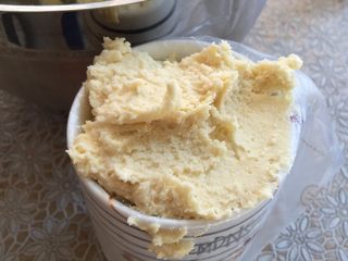 7、花样黄油曲奇,利用高杯子撑起裱花袋，把曲奇面糊装进裱花袋内