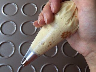 8、花样黄油曲奇,排走裱花袋内的空气，将面糊往前推到裱花嘴内