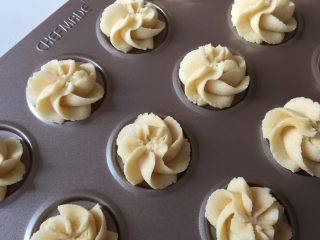 9、花样黄油曲奇,在模具内顺时针挤出面糊，收尾在中间处向下轻压一下再提起即可