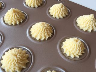 11、花样黄油曲奇,在模具上挤出面糊，顺时针小范围边挤边往上提，收尾时向下轻压一下再提起即可